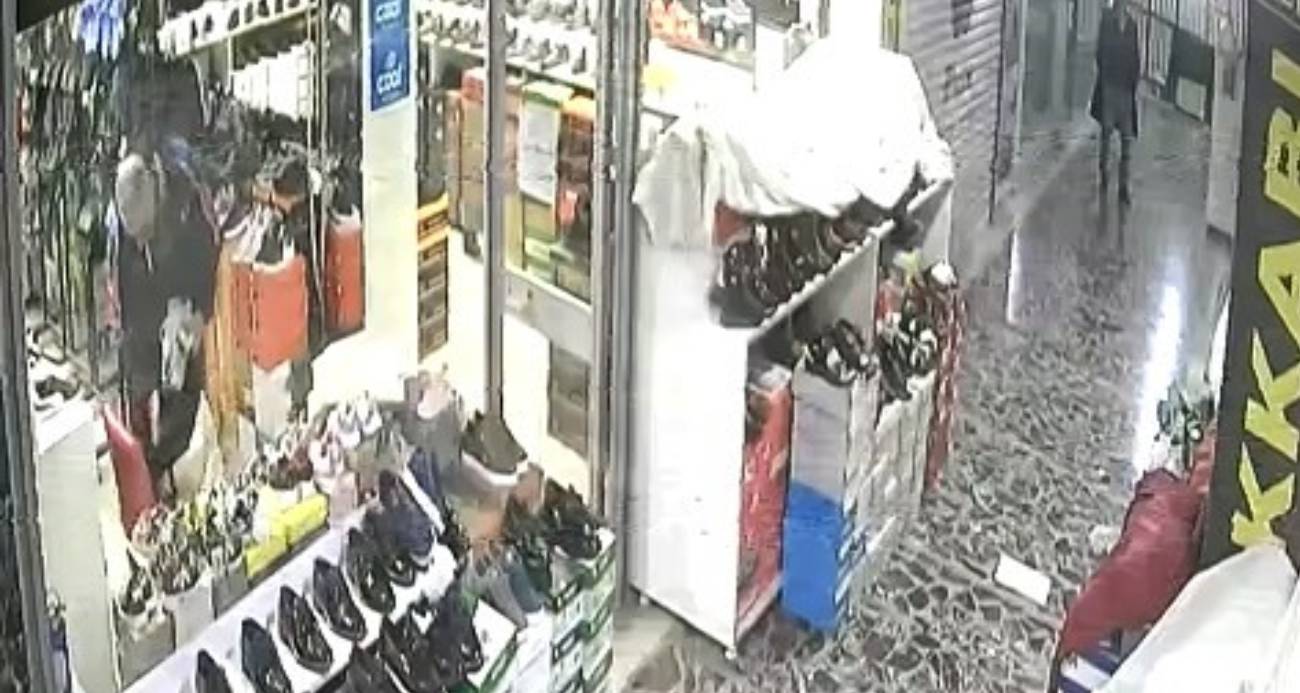 Önce beğendi ardından poşete koyup çaldı