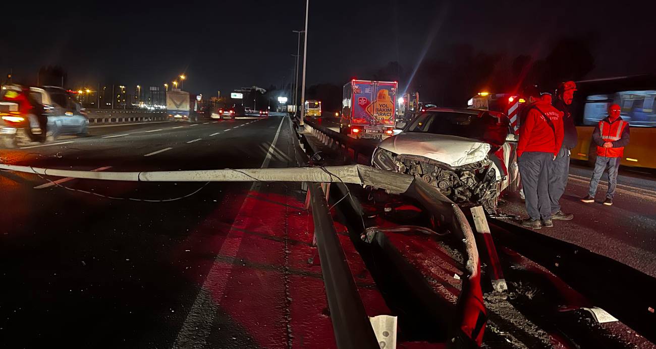 Bakırköy E-5 yan yolda kontrolden çıkan otomobil önce bir araca ardından bariyerlere çarptı, kazada 2 kişi yaralandı.