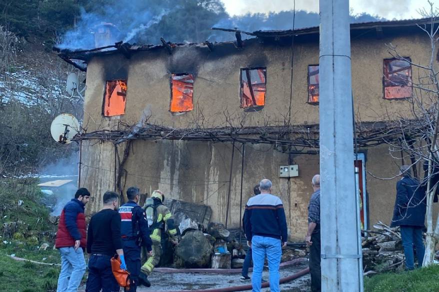 Yaşlı kadın evinde çıkan yangında hayatını kaybetti