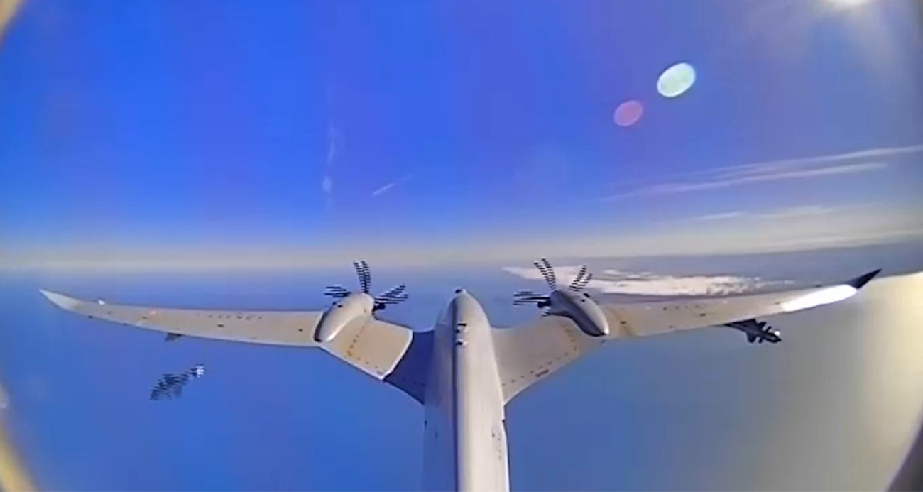 Bayraktar AKINCI TİHA, EREN Yüksek Hızlı Çok Amaçlı Dolanan Mühimmat ile gerçekleştirdiği hava-hava atış testinde gökyüzündeki hedef İHA’yı tam isabetle imha etti.