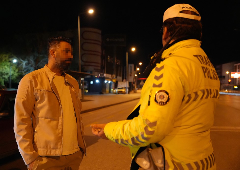 Denizli’de gece yapılan trafik uygulamasında dur ihtarına uymayarak kaçmaya çalışan ve 0.58 promil alkollü olduğu belirlenen stajyer sürücünün ehliyeti daimi olarak iptal edildi. Alkolmetre sonrası polisle pazarlık yaparak, "Sen memursun, devlet adamısın lütfen bir abilik bir babalık yap. Bırak beni" diyen sürücüye 11 bin 629 TL idari para cezası kesildi.