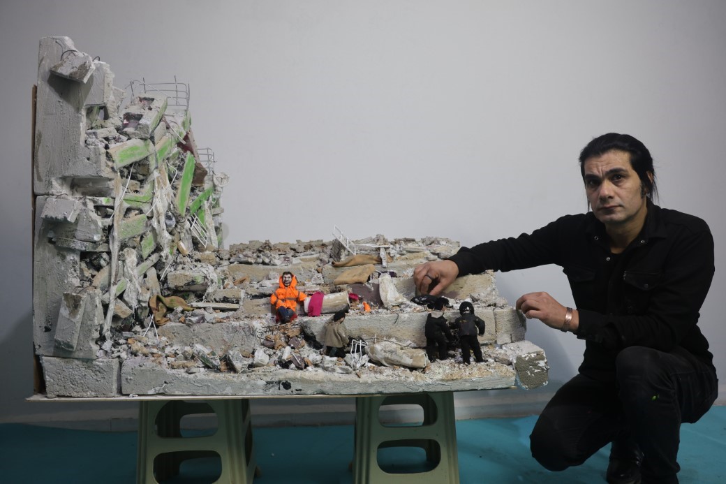 Enkaz altındaki kızının elini bir an olsun bırakmayan babanın yaşadıklarını minyatüre dönüştürdü