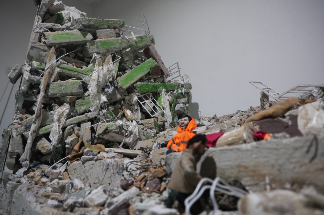 Enkaz altındaki kızının elini bir an olsun bırakmayan babanın yaşadıklarını minyatüre dönüştürdü