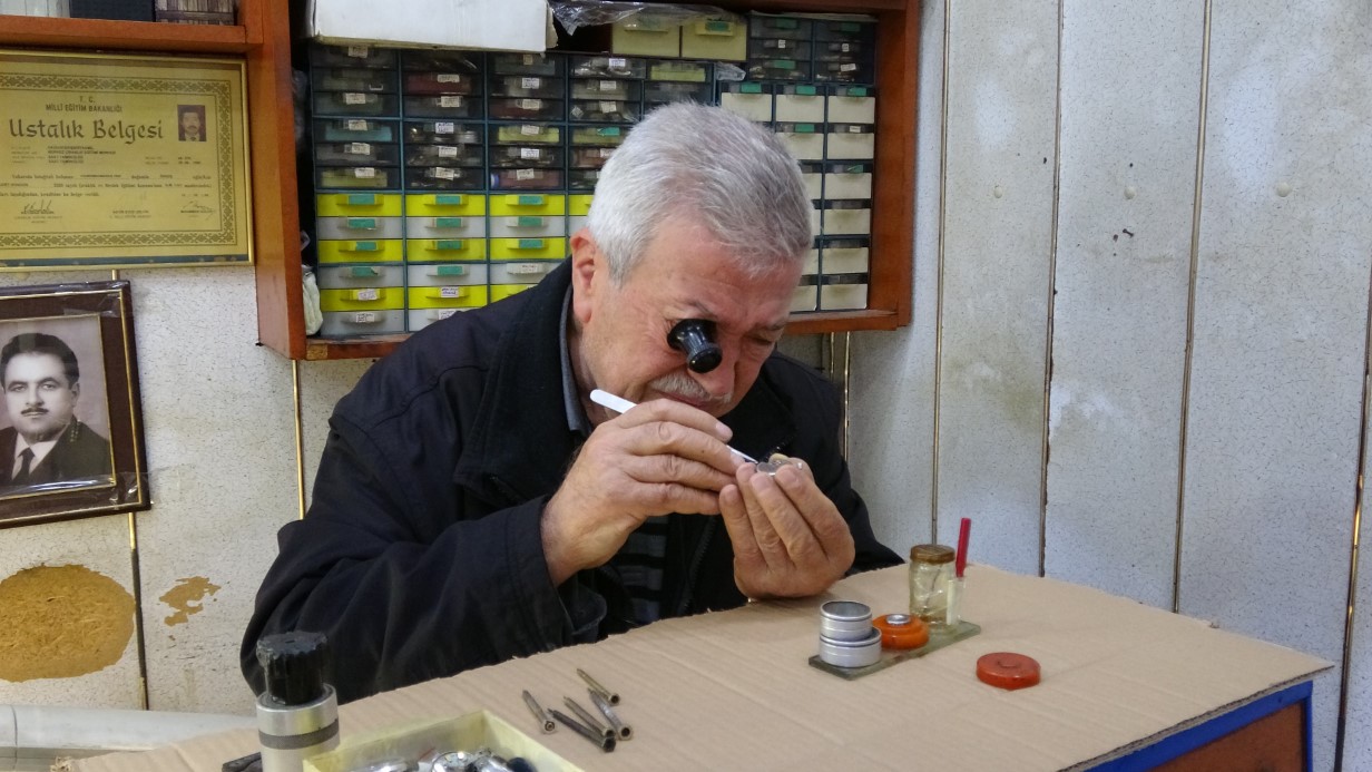 Üç metrekarelik dükkanda 60 yıldır zamana ince ayar veriyor