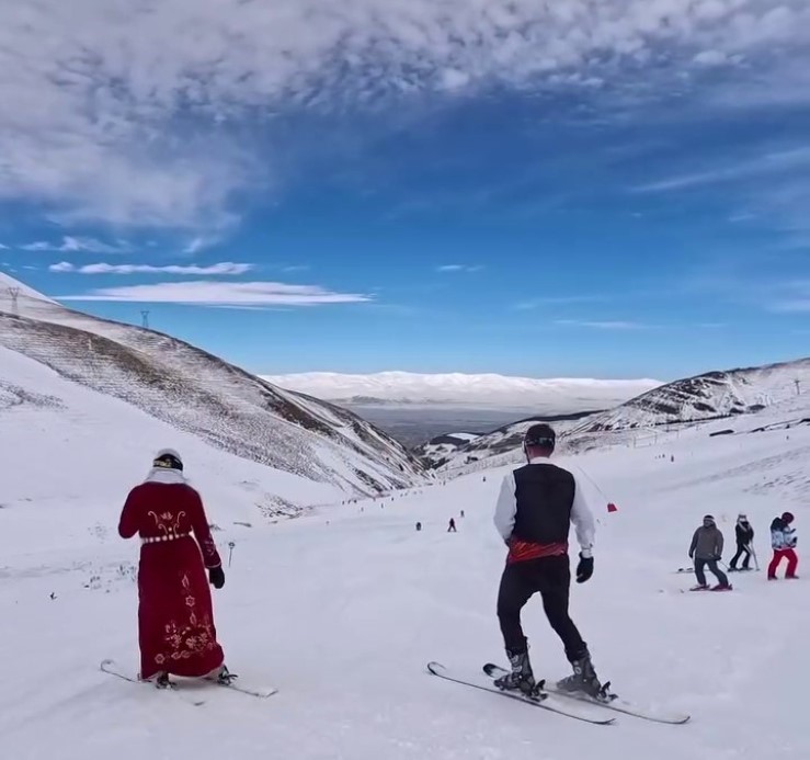 Palandöken’de renkli görüntüler: Pistler geceleri rengarenk oldu, Dadaş kıyafetiyle zirveden kaydılar