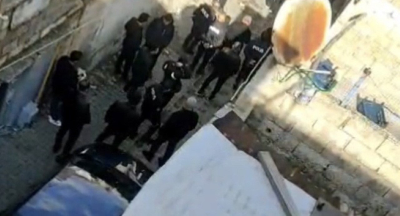 Gaziantep’te gündüz vakti hırsızlık için evine giren üvey kardeşi ve yanındaki şahıslar tarafından boğulmaya çalışılan Emine Yusuf, yaralı olarak kaldırıldığı hastanede kalp krizi geçirerek hayatını kaybetti. Olay sonrası evde bulunan maktulün kızını da bıçakladığı belirlenen üvey kardeş ve yanındaki 3 şahıs gözaltına alındı.