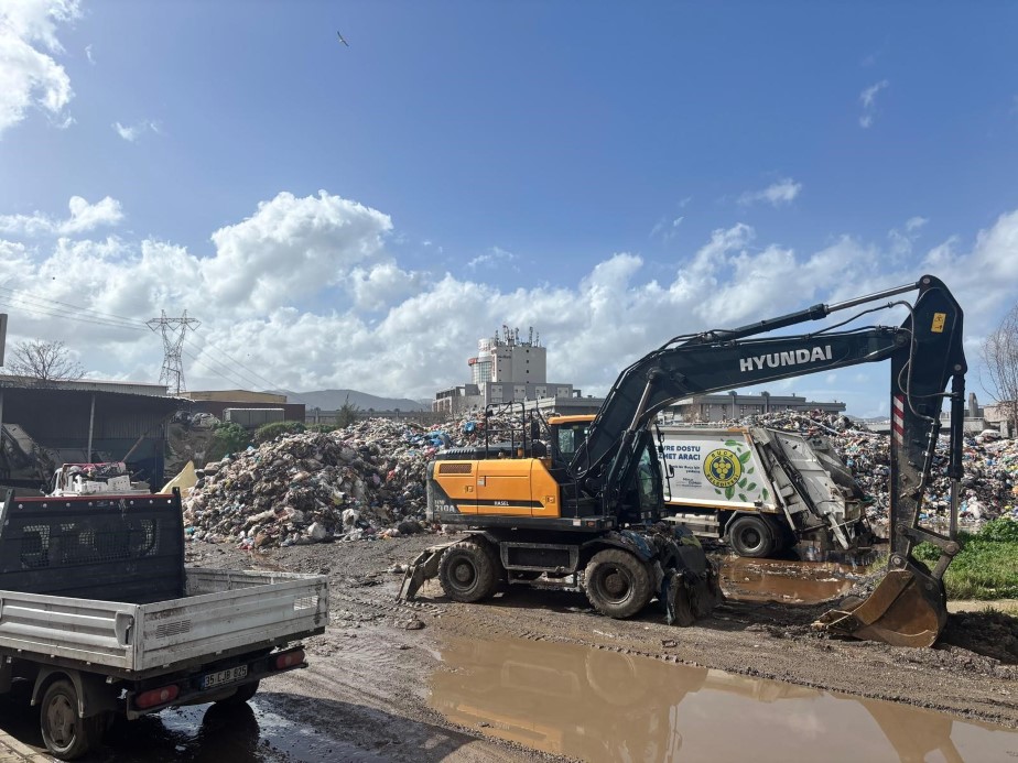 Atıkları usulsüz depolayan Buca ve Foça belediyelerine 9.3 milyon lira ceza