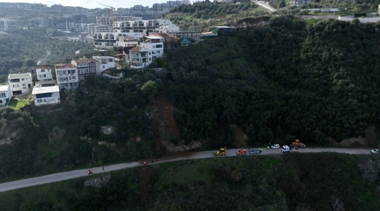 Bursa’da heyelan bölgesi temizlendi...Kayan bölge dron ile görüntülendi