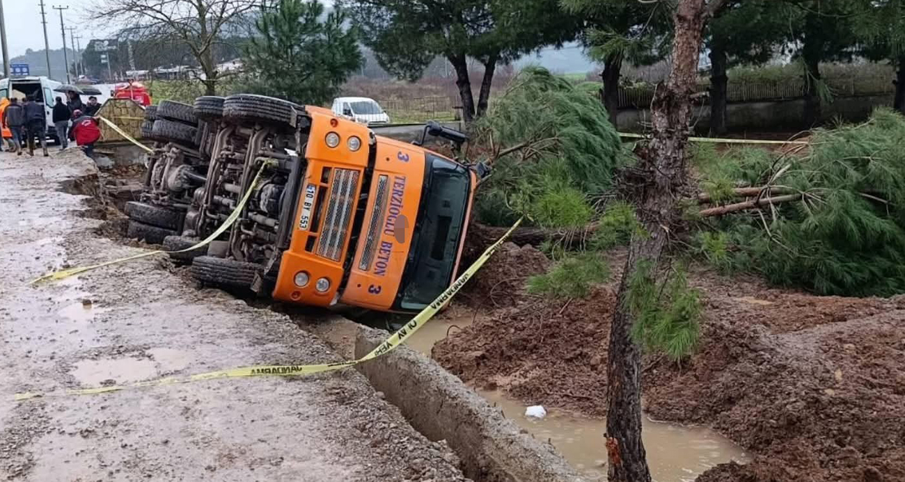 Balıkesir’de zemin çökünce beton mikseri devrildi: 1 ölü, 1 yaralı