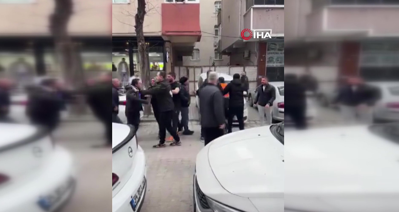 Küçükçekmece’de fırın önüne aracını park eden bir vatandaş ile bina sakinleri arasında tartışma çıktı. Yaşanan arbede cep telefonu kamerasına yansıdı.
