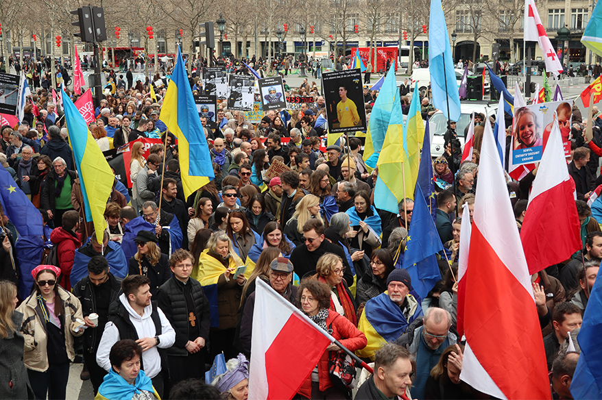 Paris’te Ukrayna’ya destek yürüyüşü