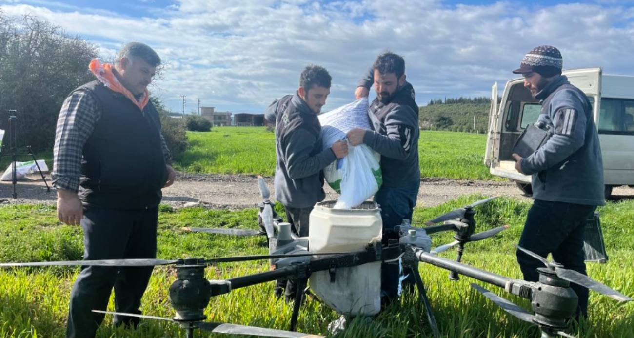 Yağmurdan çamura dönen tarlalarda çiftçi çözümü dronda buldu
