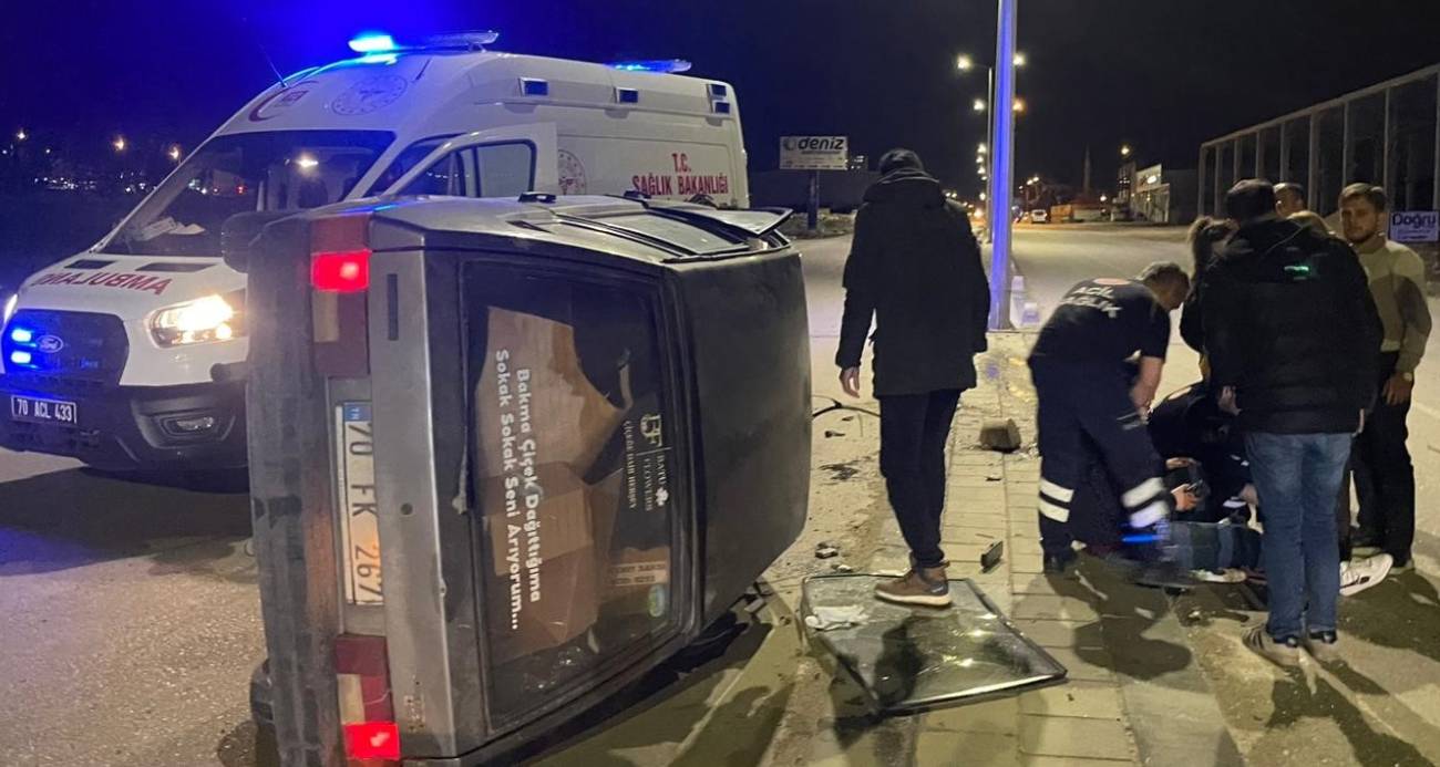 Karaman’da refüjdeki beton duba ve aydınlatma direğine çarpan otomobil kontrolden çıkarak yan yattı.