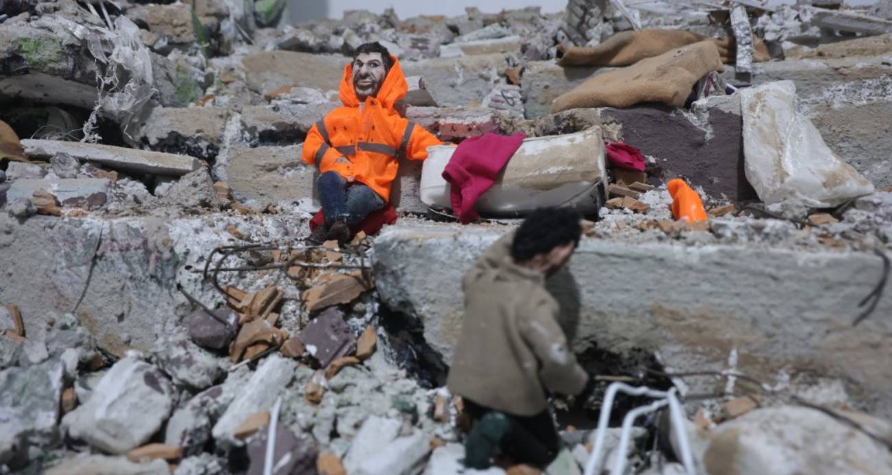 Kocaman, enkaz altında kalan evladının elini bırakmayan Mesut Hançer’den etkilenerek 3 ay süren çalışmayla deprem minyatürü yaptı.