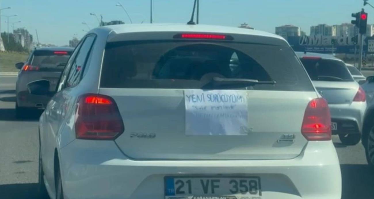 Diyarbakır’da kadın sürücü arabasına yazdığı yazıyla dikkat çekti
