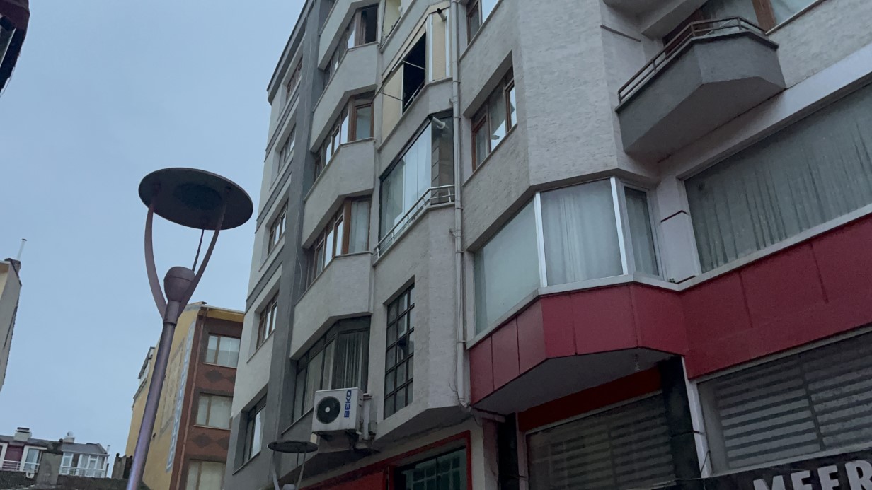 Eskişehir’de ocakta unutulan yemekten çıkan gazdan etkilenen anne ve biri 11 yaşında olan iki oğlu hastaneye kaldırıldı.