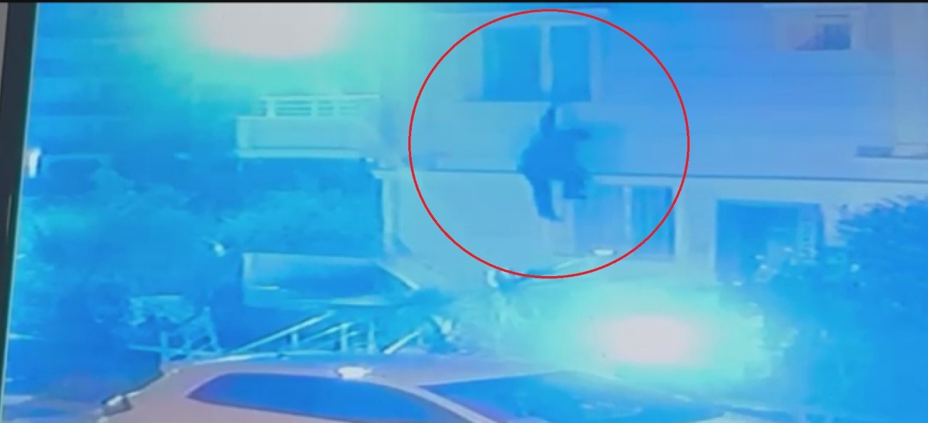 Hatay’da 3 gündür kayıp olan ve psikolojik rahatsızlıkları bulunan 27 yaşındaki Uğur Çalışkan’ın yaşadığı evin penceresindeki sinekliği parçalayarak sırra kadem bastığı anlar kameraya yansıdı. Oğlundan 3 gündür haber alamayan baba Abdurrahman Çalışkan, ailecek üzüntülü olduklarını söyleyerek yetkililerden ve vatandaşlardan evladının bulunması için destek istedi.