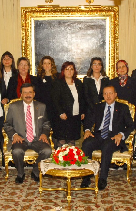 Memurluğu bıraktı, şimdi dünya markalarına gelinlik dikiyor