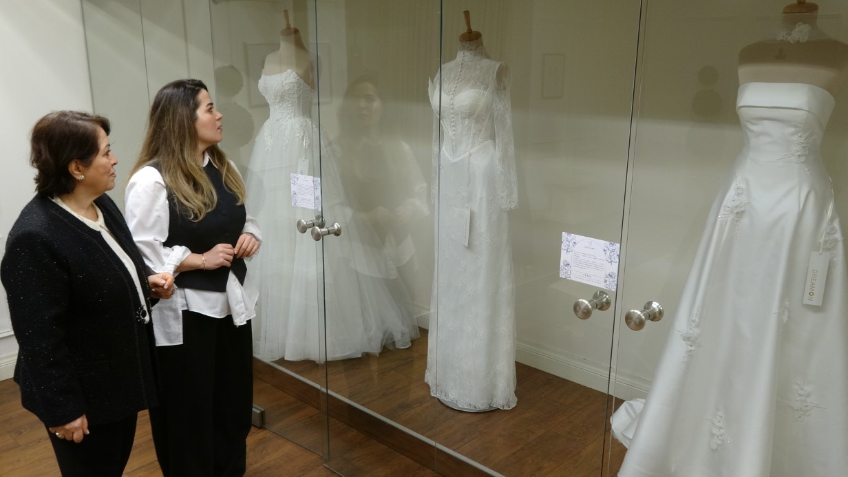 Memurluğu bıraktı, şimdi dünya markalarına gelinlik dikiyor