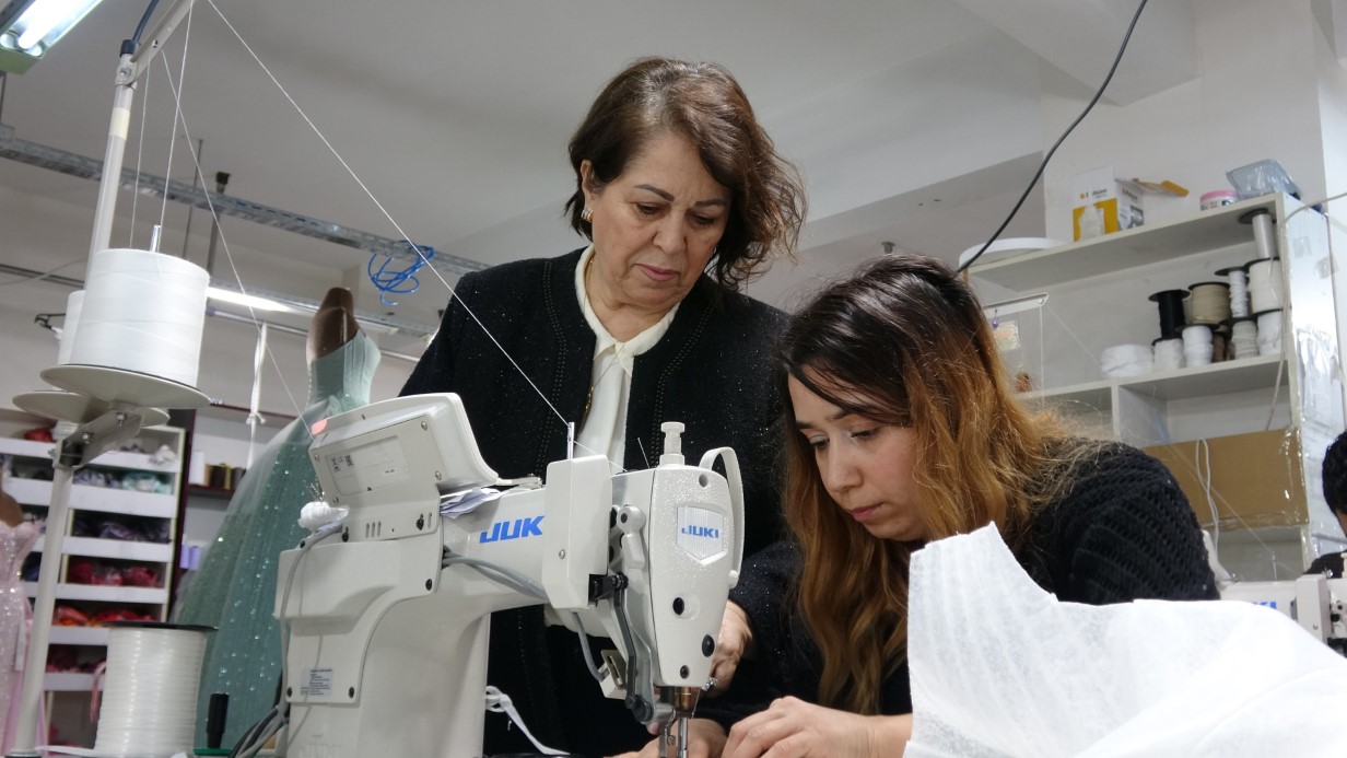 Memurluğu bıraktı, şimdi dünya markalarına gelinlik dikiyor