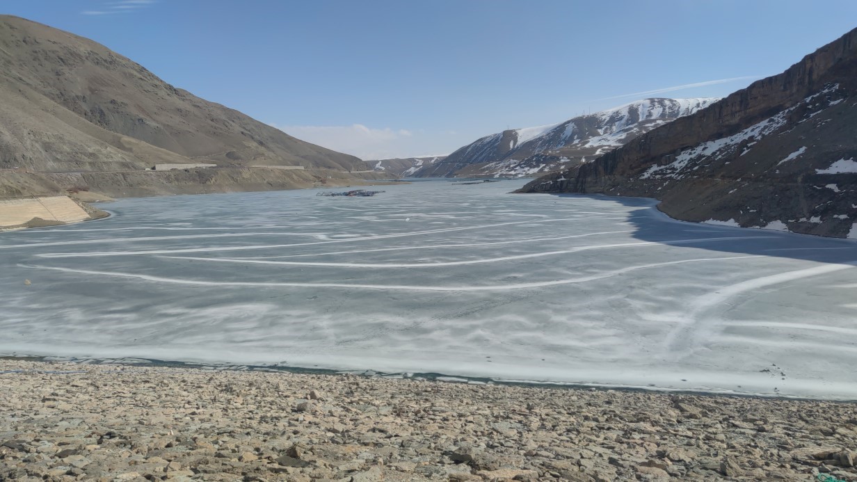 Van’da Sibirya soğukları: Dev barajlar buz tuttu