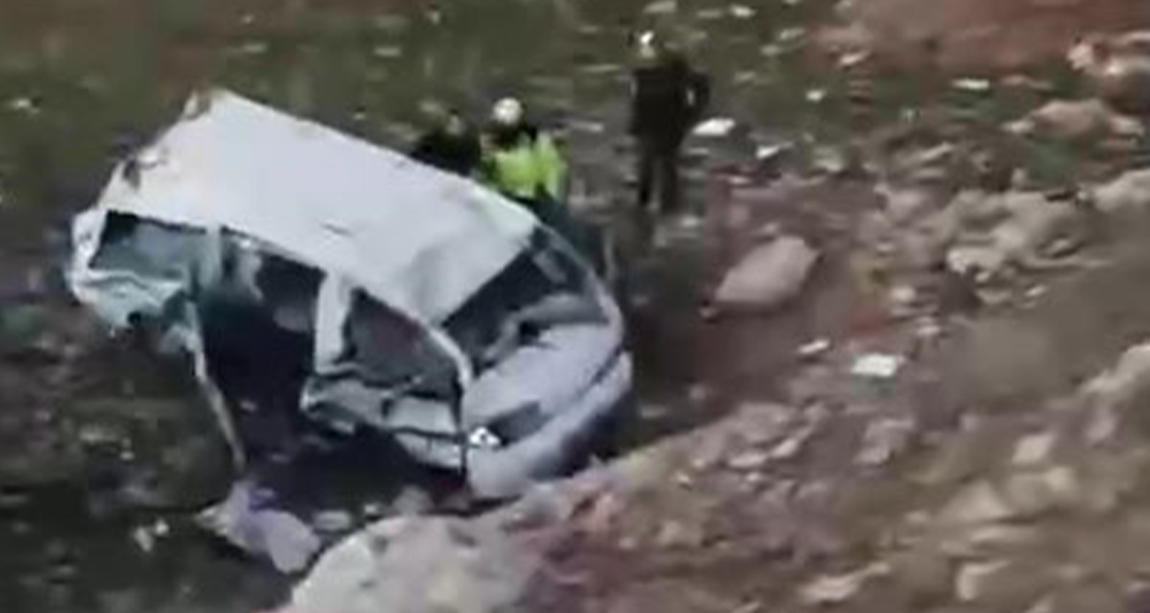 Batman’ın Gercüş ilçesine sürücüsünün direksiyon hakimiyetini kaybettiği araç uçuruma yuvarlandı. Kazada 3 kişi yaralandı.