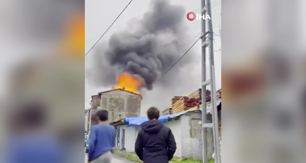İstanbul Başakşehir’de 3 katlı binanın çatısında yangın çıktı. İtfaiye ekiplerince söndürülen yangın, cep telefonu kamerasına anbean yansıdı.