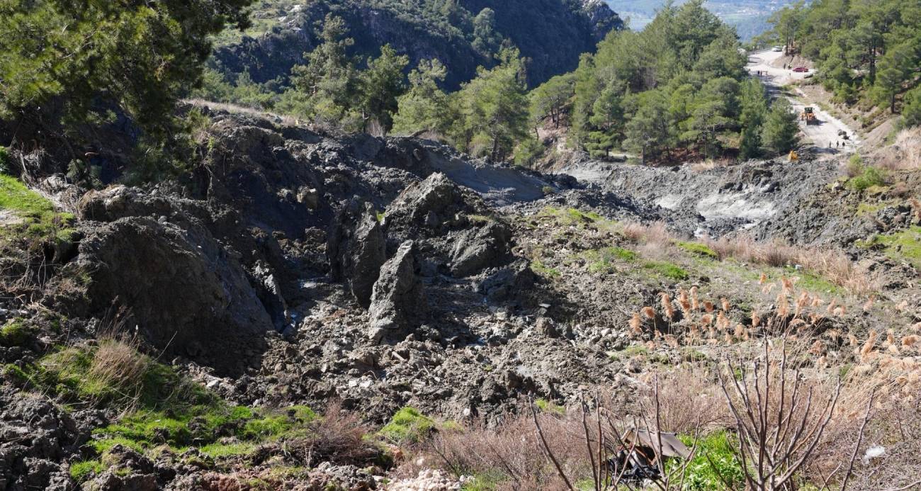 Muğla’nın Seydikemer ilçesinde Bağlıağaç ile Arsa mahallelerini birbirine bağlayan asfalt yol, meydana gelen heyelan nedeniyle trafiğe kapatıldı.
