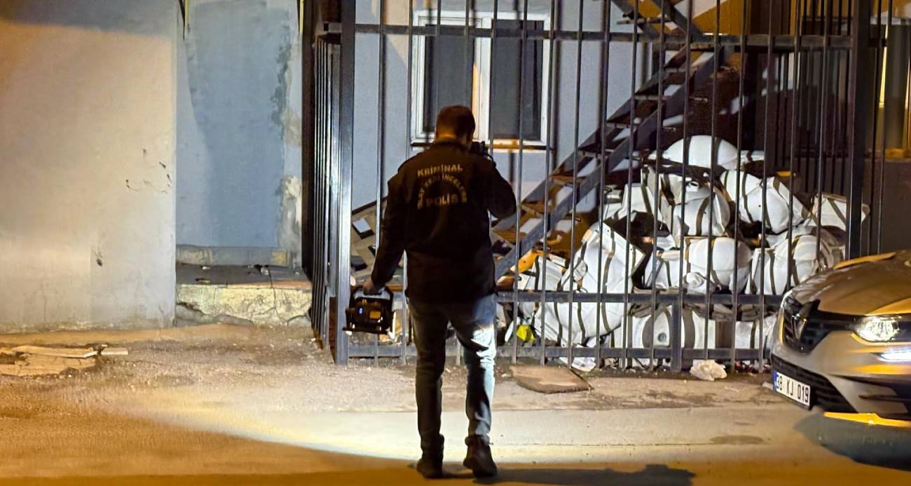 Ekipler tarafından yapılan çalışmalarda, tabanca bir otelin dışındaki yangın merdiveninde bulundu.