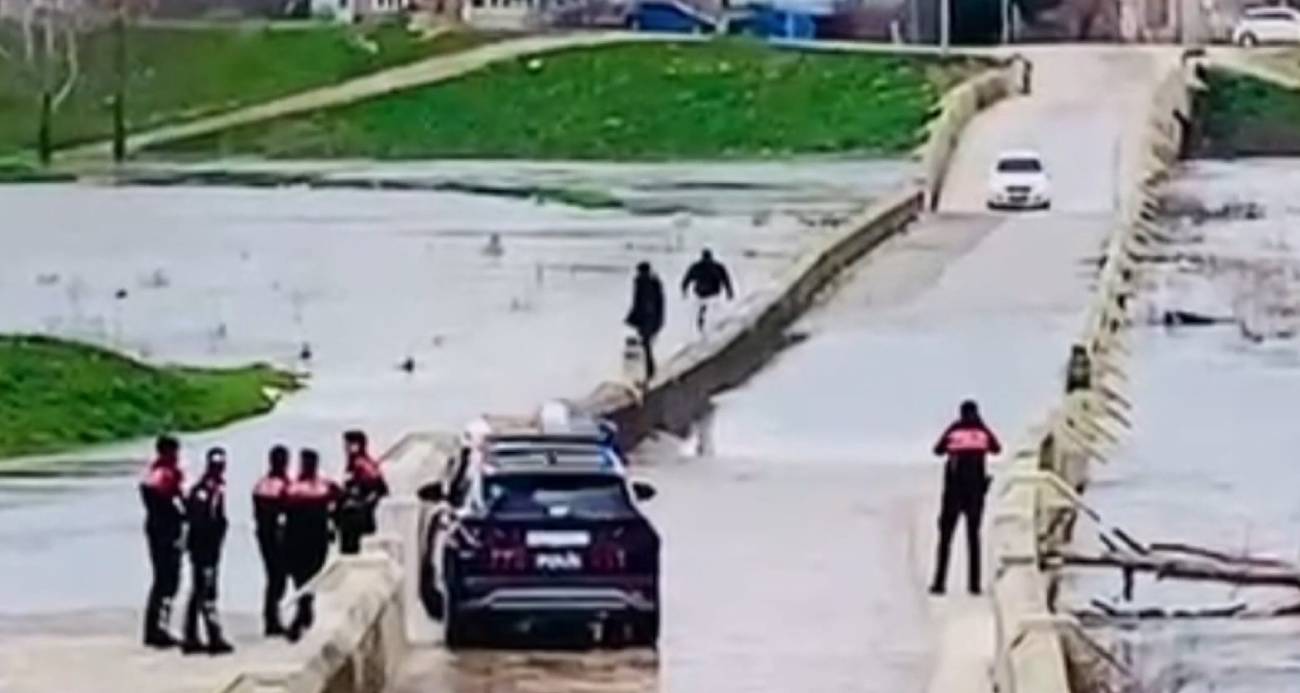 Edirne’de yağış sonrası suyla kaplanan Yalnız Göz Köprüsü’nde iki kişi, polis uyarılarına rağmen köprünün kenarından yürüyerek karşıya geçti.