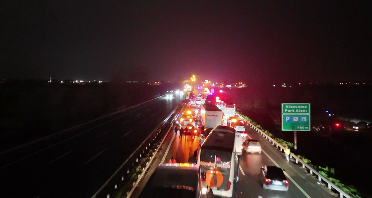 Anadolu Otoyolu’nun Sakarya geçişinde 16 aracın karıştığı zincirleme trafik kazasında, 4’ü ağır olmak üzere toplam 13 kişi yaralandı. Kazanın, yol kenarında yakılan lastiklerden çıkan yoğun duman sebebiyle meydana geldiği öne sürüldü. Meydana gelen kaza alanı havadan da görüntülendi.