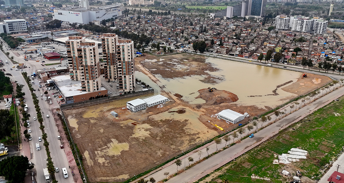 Adana’nın Yüreğir ilçesinde Amerika Birleşik Devletleri’ne ait yeni konsolosluk binasının inşasına başlandı. Conoların yaşadığı mahallede belirlenen alanın etrafı tel örgüyle çevrilirken, alana iş makineleri girdi. İnşaatın kısa sürede başlaması ve 4 yıl içerisinde tamamlanması bekleniyor.
