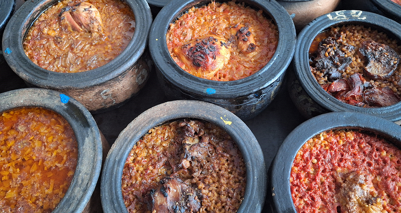 Çorum’un İskilip ilçesinde pişmesi 8 saat süren keşkek, Ramazan sofralarının vazgeçilmezi olmayı sürdürüyor. İftara az bir zaman kala tarihi kaleden davul çalınmasının ardından fırınlardan keşkeğini alan vatandaşlar büyük bir heyecan yaşıyor.
