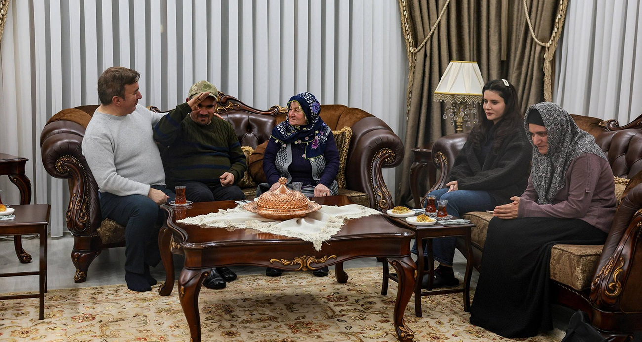 Erzincan Valisi Hamza Aydoğdu, anne ve babalarını kaybettikten sonra özel gereksinimli ablası ve ağabeyinin bakımını üstlenen 28 yaşındaki Çilem Sağlam ile ailesini Valilik Konutu’nda misafir etti.