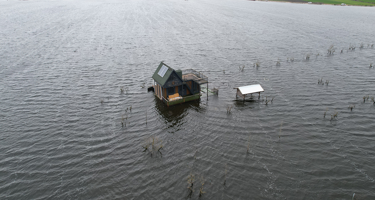 Yüzen evler...Ulubat Gölü taştı, felaket havadan görüntülendi