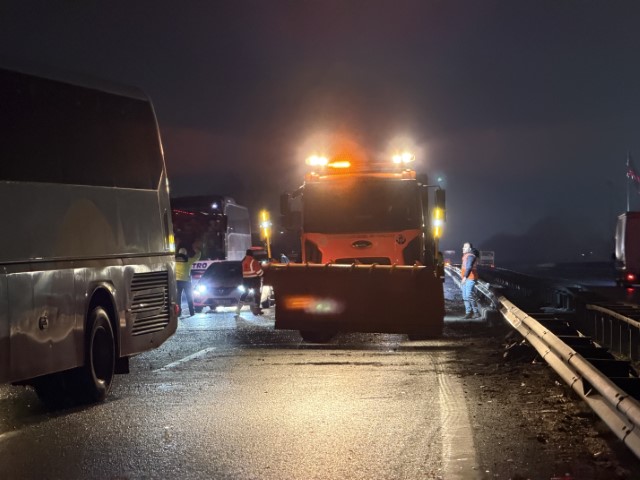 Sakarya’da 16 aracın karıştığı zincirleme kazada 4’ü ağır 13 yaralı: Olay yeri böyle görüntülendi