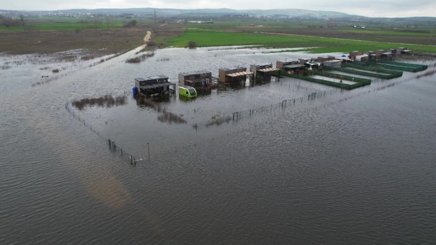 Yüzen evler...Ulubat Gölü taştı, felaket havadan görüntülendi