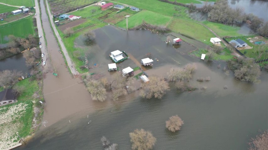 Yüzen evler...Ulubat Gölü taştı, felaket havadan görüntülendi