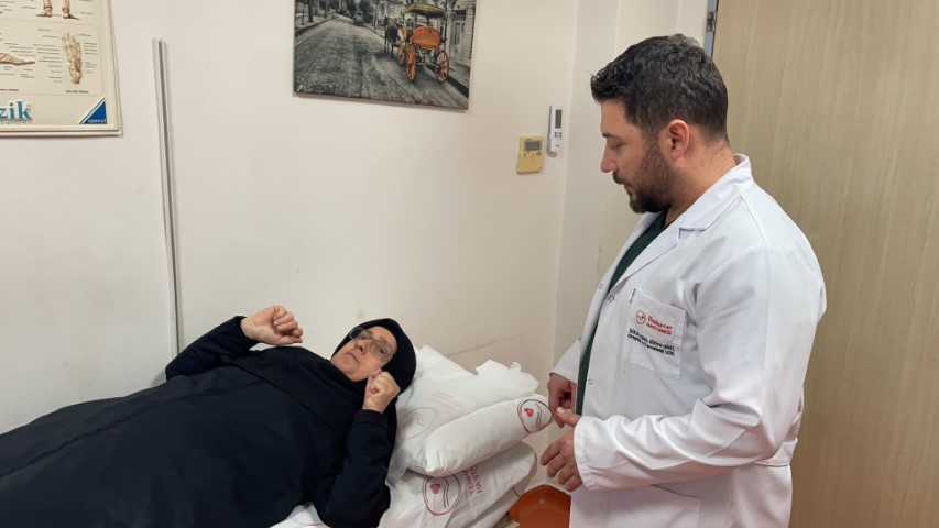 4 yaşında felç geçiren kadın, 52 yıl sonra kolunu yeniden hareket ettirdi