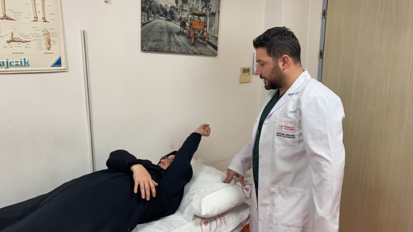 4 yaşında felç geçiren kadın, 52 yıl sonra kolunu yeniden hareket ettirdi