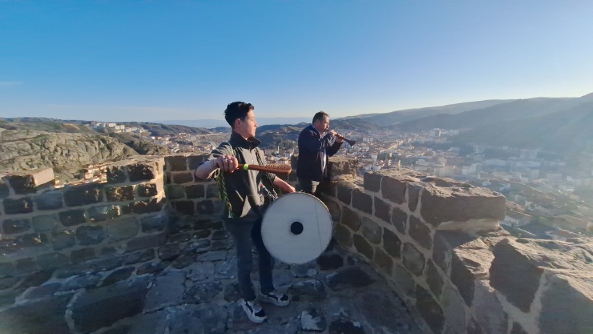 İftar sofralarının vazgeçilmez lezzeti: 8 saatte pişiyor, davul sesini duyan fırınlara koşuyor