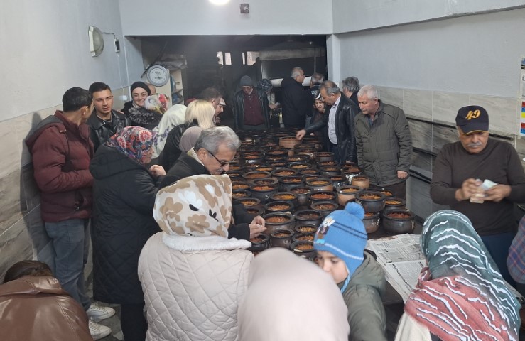 İftar sofralarının vazgeçilmez lezzeti: 8 saatte pişiyor, davul sesini duyan fırınlara koşuyor