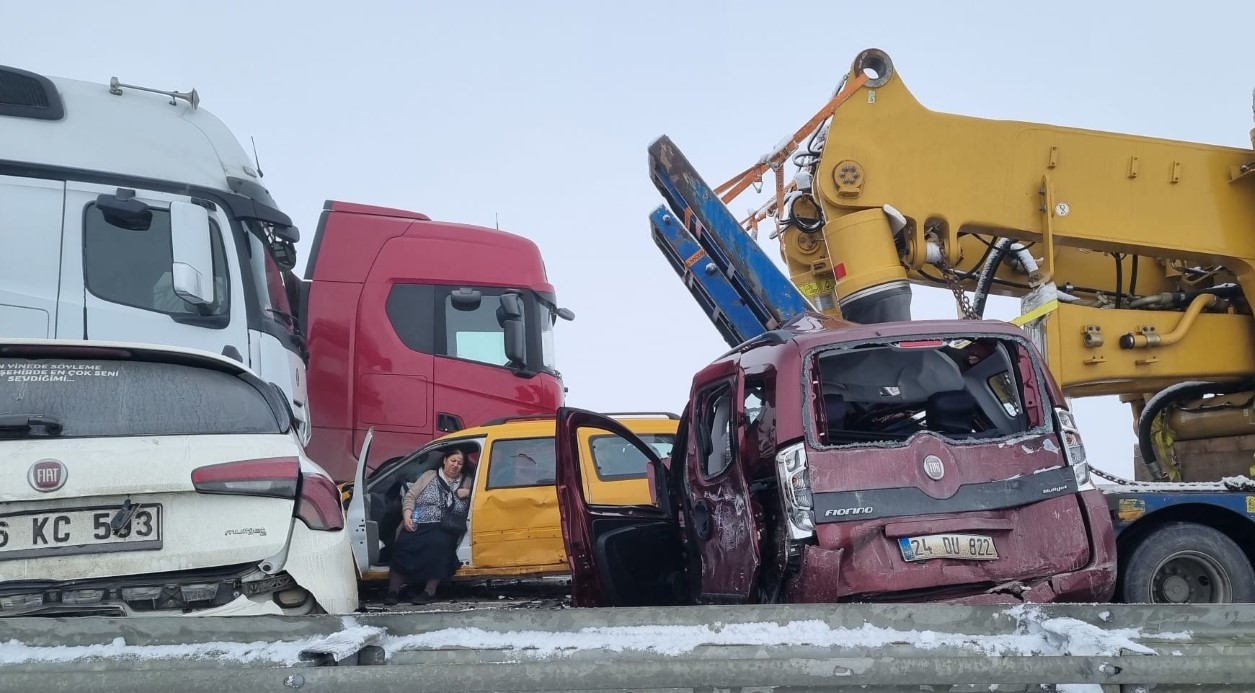 Erzurum’da zincirleme kazada can pazarı yaşandı: 8 ağır yaralı