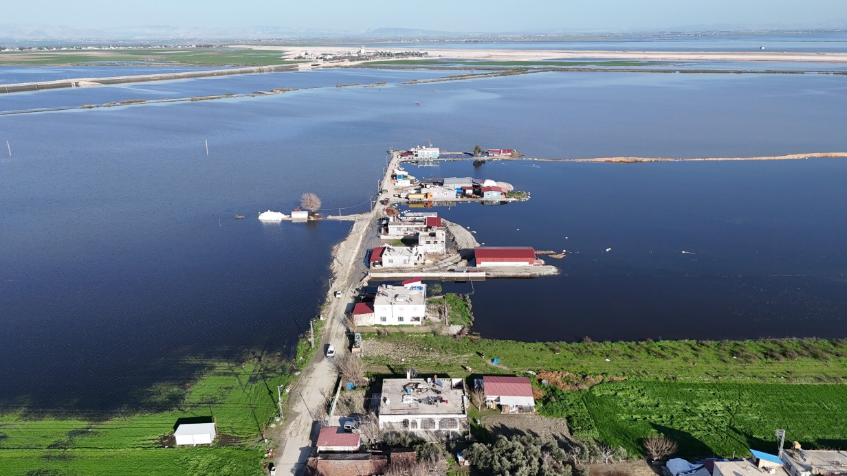 Hatay’da geçtiğimiz yıl etkili olan kuraklığın ardından 2026 yılında kendini gösteren yağışlı havayla birlikte Amik Ovası’nda tarım arazileri ve bazı evler sular altında kaldı. Taşkınlar nedeniyle evi su altında kalan vatandaş Mustafa Kaplan, taşkınlar nedeniyle 8 evin su altında kaldığını belirterek yetkililerden kesin çözüm beklediklerini söyledi.