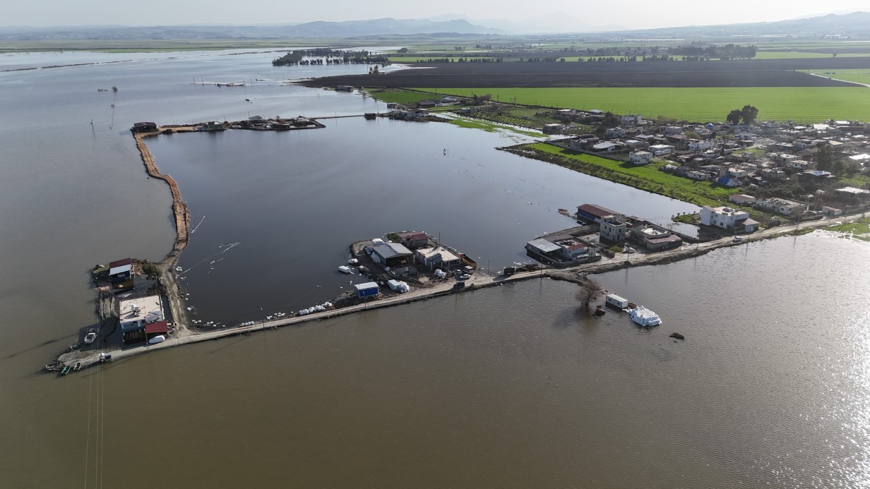 Amik Ovası’nda şiddetli yağışla birlikte tarım arazileri ve evler günlerdir sular altında