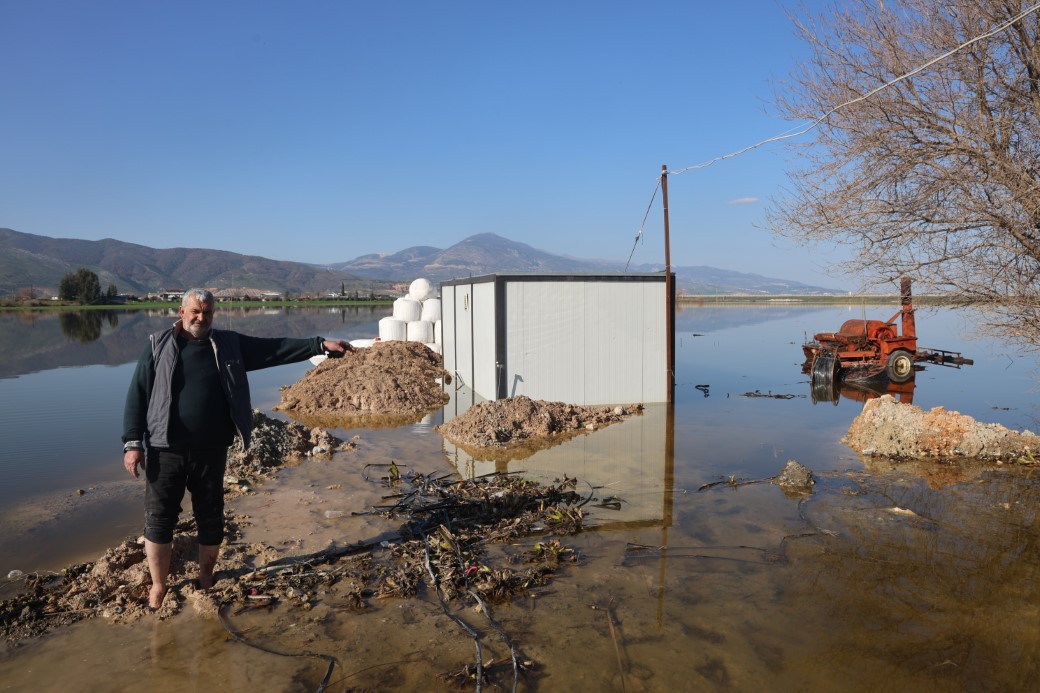 Amik Ovası’nda şiddetli yağışla birlikte tarım arazileri ve evler günlerdir sular altında