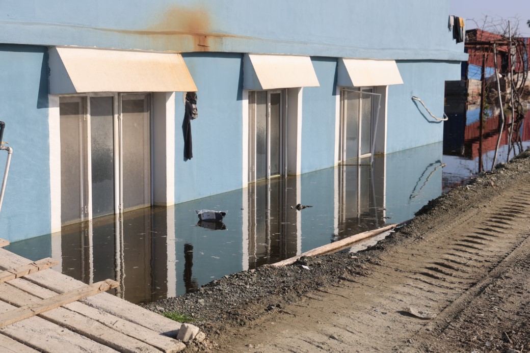 Amik Ovası’nda şiddetli yağışla birlikte tarım arazileri ve evler günlerdir sular altında