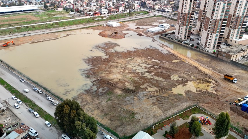 Coniler, Conolara komşu oluyor