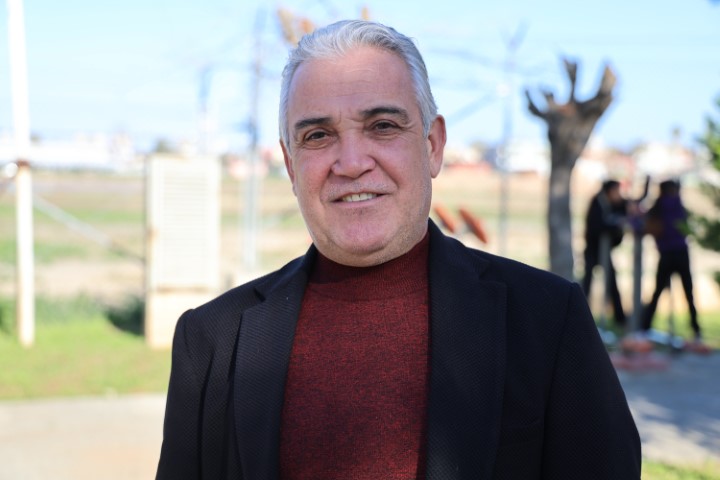 Coniler, Conolara komşu oluyor