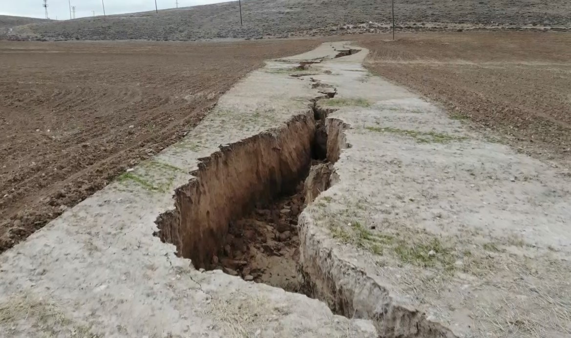 Son yıllarda İç Anadolu Bölgesinde Konya Ovası başta olmak üzere Aksaray’da da oluşmaya başlayan obruklar bölgede tedirginliğe neden olurken, yapılan incelemelerde Aksaray genelinde 9’u büyük toplam 86 obruk tespit edildi. Uzmanlar, yeraltı sularının çekilmeye devam etmesiyle birlikte obrukların yerleşim yerlerine kadar gelebileceğini belirtiyor.